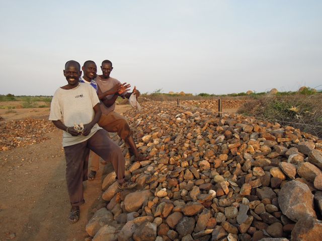 Mina gubbar som vid sin mur. Halva muren gjord!