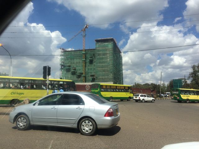 Dagens gatuvy i Nairobi - Ett vansinnigt byggande och lika vansinnig trafik