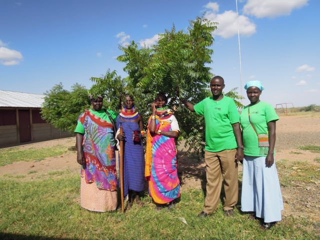 Några av LEDO medlemmarna. Se så ambassadörens träd har vuxit sen april i fjol!