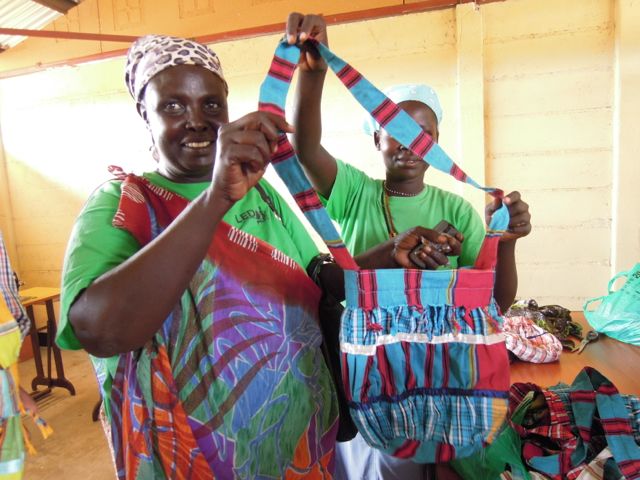 Symprose och Jennifer i syprojektet visar stolt upp sina väskor