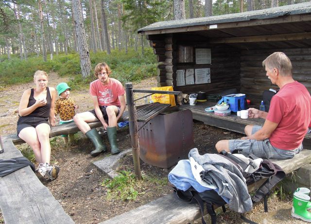 Fikapaus i blåbärsskogen med Liza, Manfred och Martin