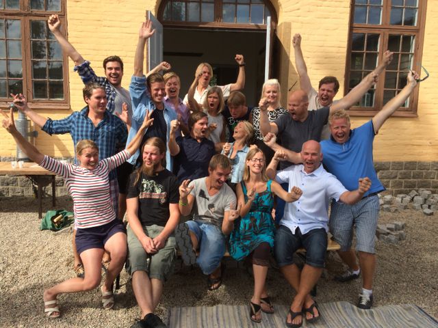 Ett stort gäng glada kusiner på träff i Strängnäs. Nisse och Majkens barn och barnbarnsbarn titta på bakom kameran!