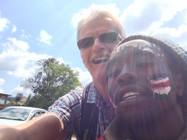 På pikipiki, eller boda-boda, (motorcykeltaxi) i full fart mellan täta bilköer!