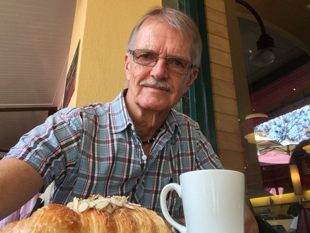 SAKNAR NÅGON! Får njuta bäst man kan av Java House croissant och nybryggt kaffe!