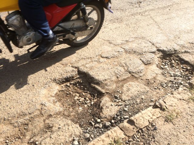 Ett alltför vanligt tillstånd på gator och vägar. Långt mellan reparationstillfällen!