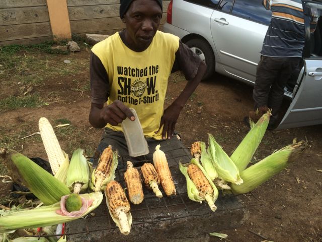 En annan gatuförsäljare som får lite inkomst. 3 kr för en stor, 1.50 kr för en liten rostad!