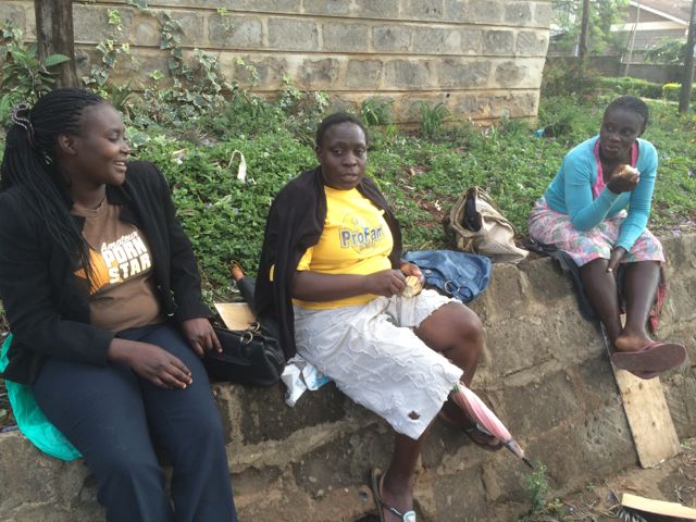 Tre damer som hoppas på ett tillfälligt hushållsjobb. Dom sitter väntande lite varstans i gathörnen!