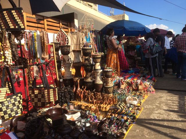Och så Masaimarknaden förstås med allt sitt otroliga utbud av "handicraft". Fann inte dom flip-flop som jag sökte efter. Kineserna handlade desto mer!