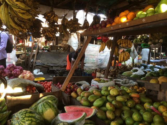 Men här kan man inte gå förbi utan att handla en god papaya eller mango!
