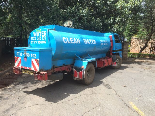 Vattenledningsnätet är otillräckligt - Tankbilar åker kors och tvärs för att fylla på där det brister