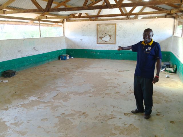 Rektor Moses Areman vädjar om bänkar till sitt tomma klassrum där eleverna sitter på golvet!