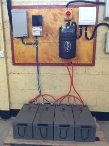 Kontrollpanelen, batterier, inverter etc för solkraftverket.