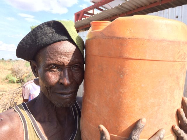 Även män kan bära vatten!