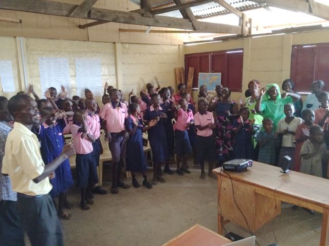 Lärare och elever jublar när vi får kontakt med Örebro!