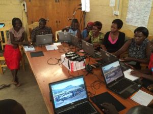 Håller datakurs för lärarna, de flesta av dem nybörjare