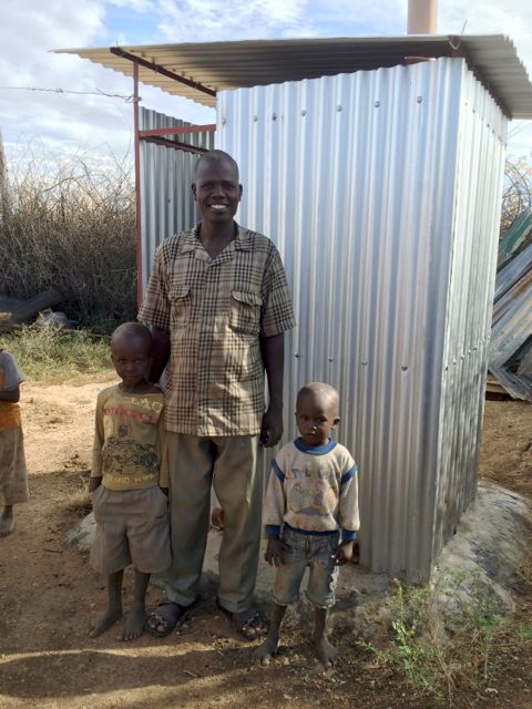 James Egot med sönerna Ezekiel och Stephen. Mycket glad och tacksam för sin latrin!