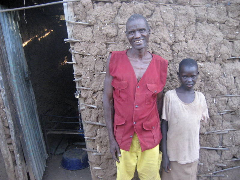 Apua med pappa Solomon när hon kom till byn för 3 år sedan