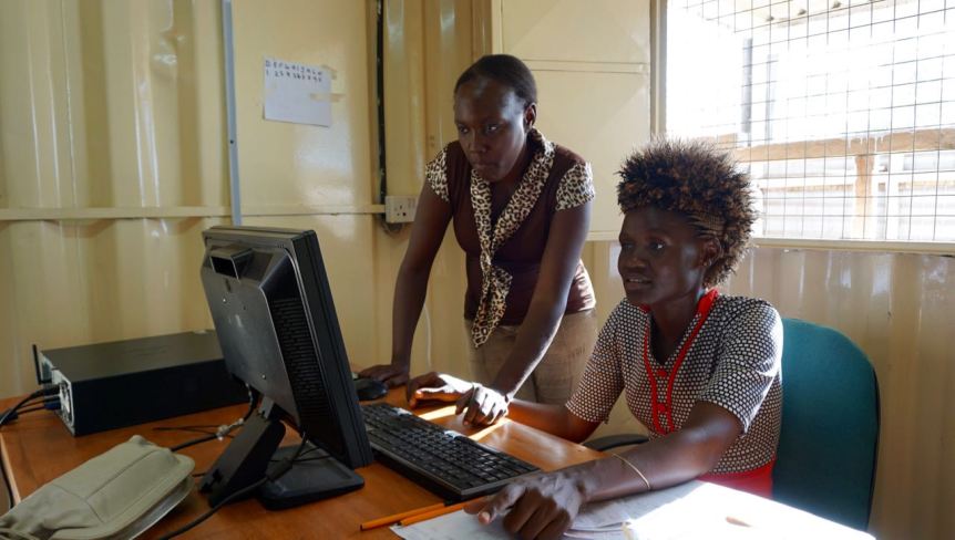 Mary tillsammans med Maureen som sköter den digra administrationen av studiestödsprogrammet