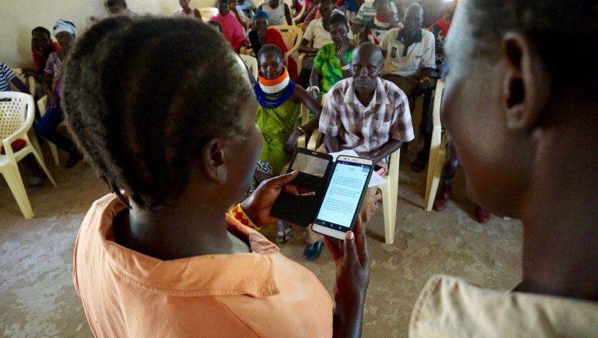 Selina läser bibeln både på swahili och engelska!