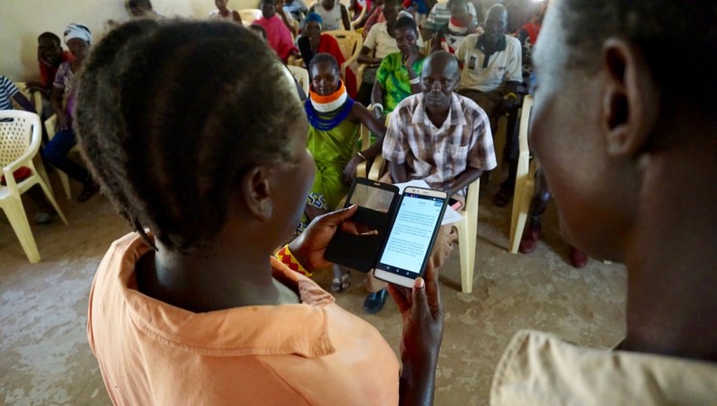 Selina läser bibeln både på swahili och engelska!