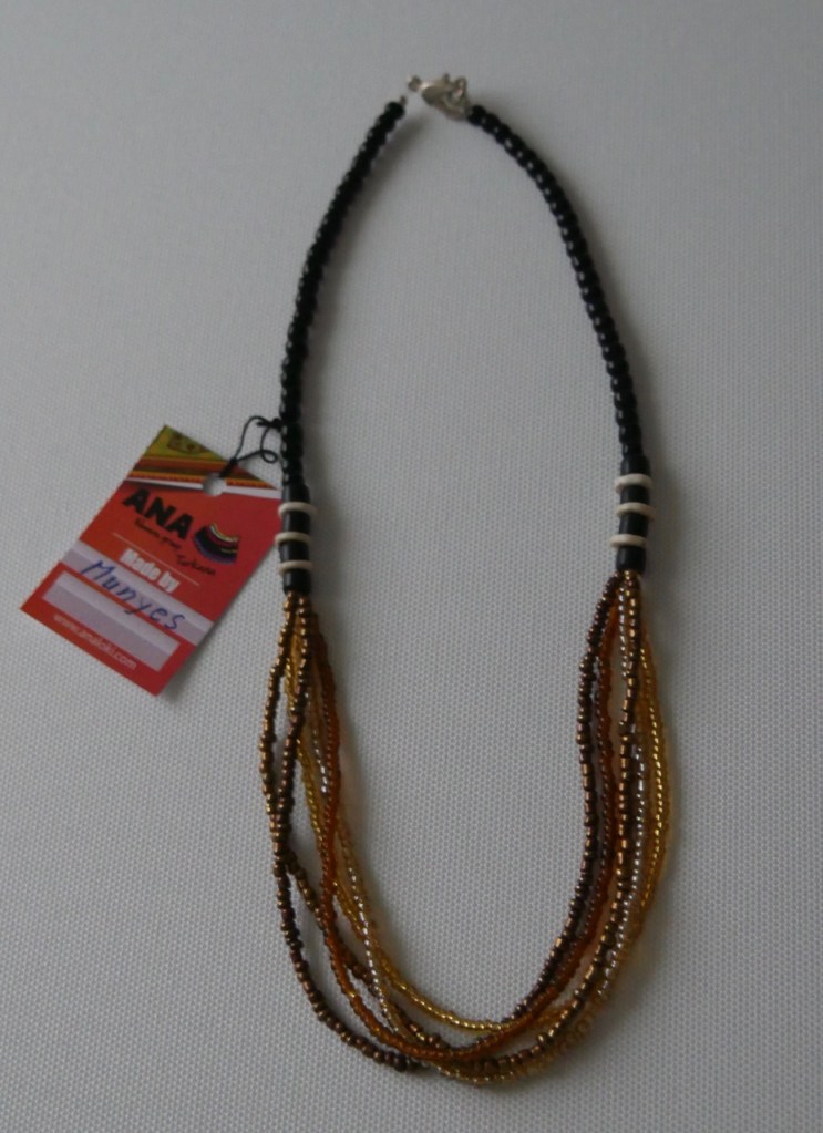 Halsband tillverkat av ANA kvinnorna